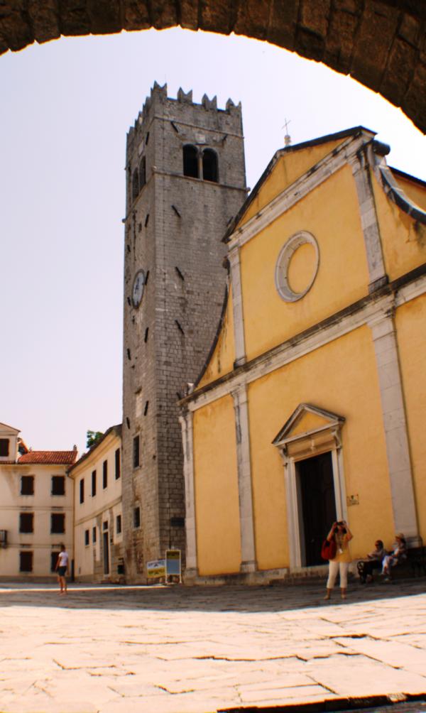 Der Hauptplatz wird von einem mit Zinnen besetzten Glockenturm aus dem 13. Jahrhundert beherrscht. Die zugehörige Kirche, die Stephanskirche, wurde um 1600 vom berühmten Baumeister Andrea Palladio geschaffen. 