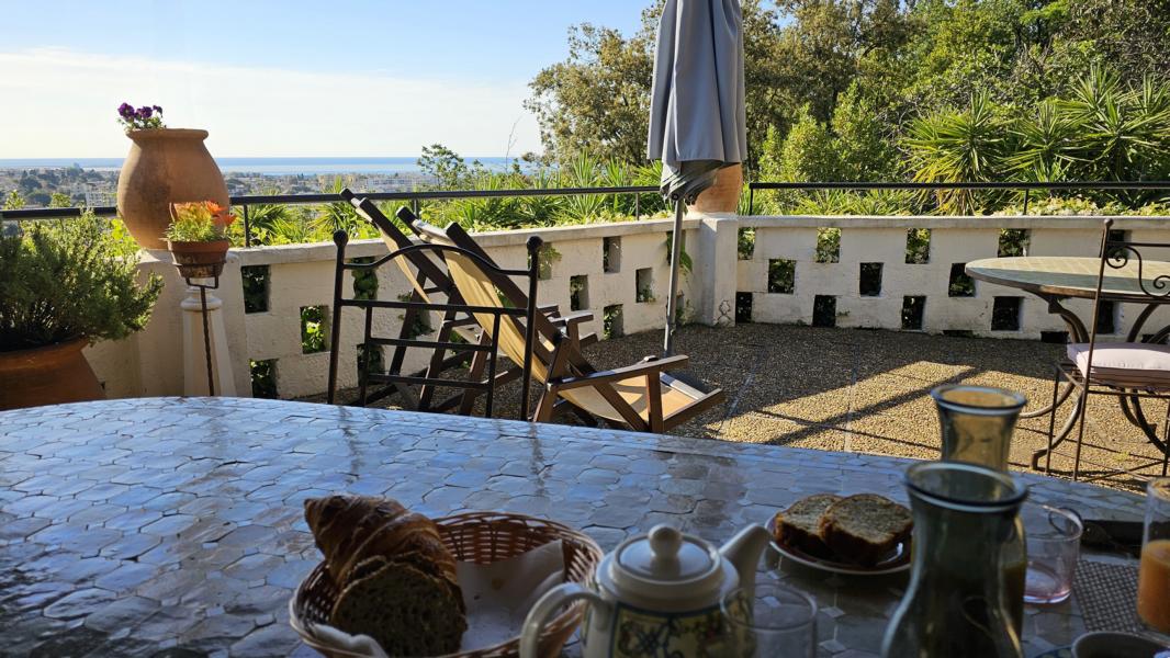 Das Frühstück wurde auf der Terrasse serviert.