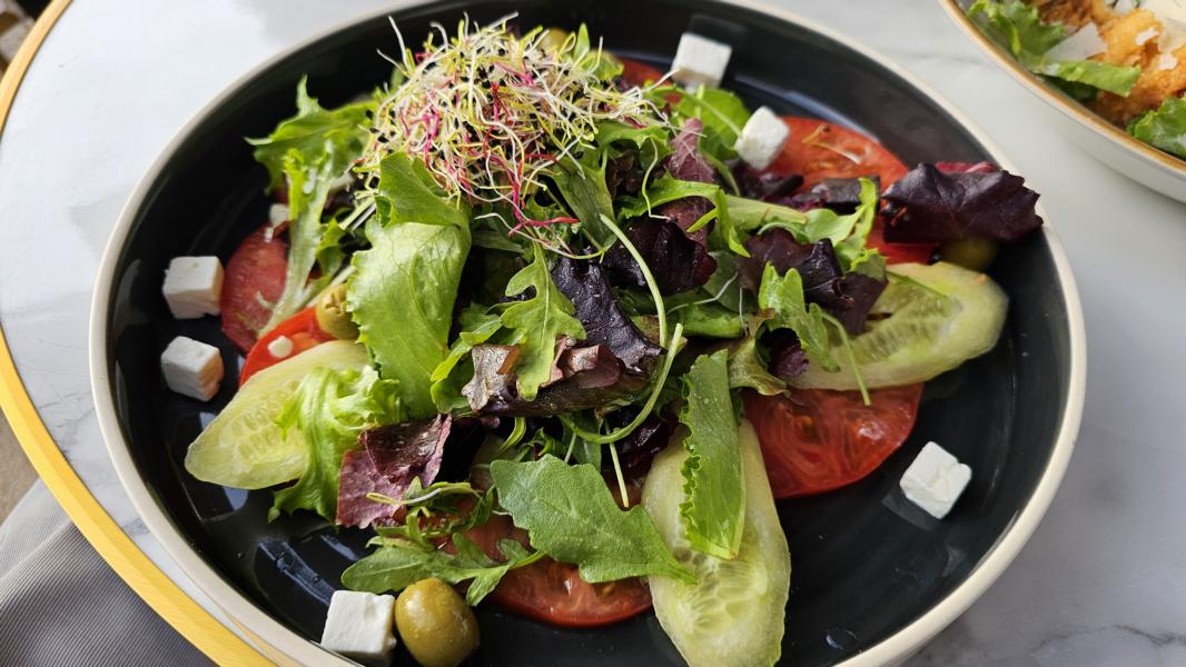 Abendessen in einem der vier Restaurants im Dorf