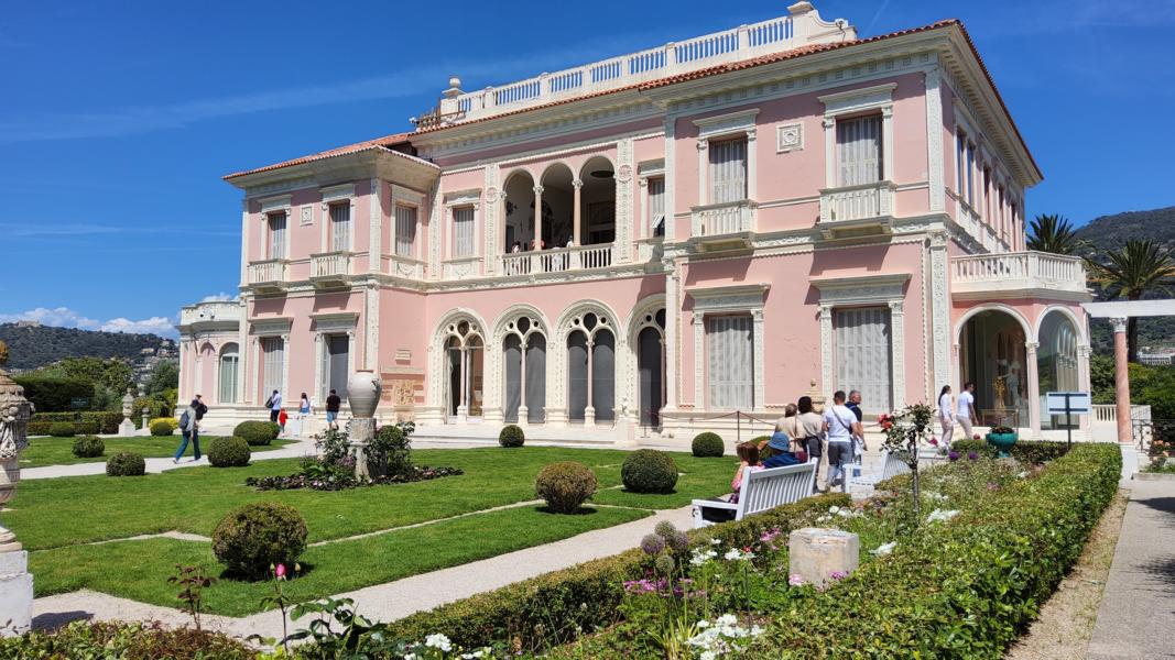 Nahe der Villa gibt es Gartenflächen mit ausreichenden Sitzgelegenheiten.