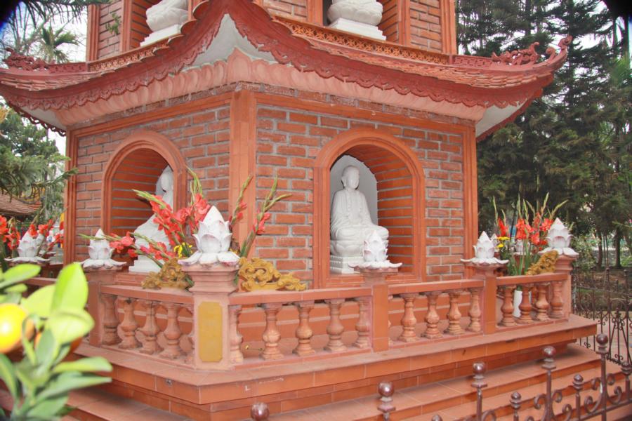 Im Glockenturm sind in allen vier Himmelsrichtungen weiße Mamorbuddhafiguren eingebaut.