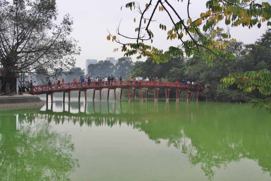 Die The-Huc-Brücke am malerischen Hoan-Kiemsee ist das meistfotografierte Bauwerk Hanois.