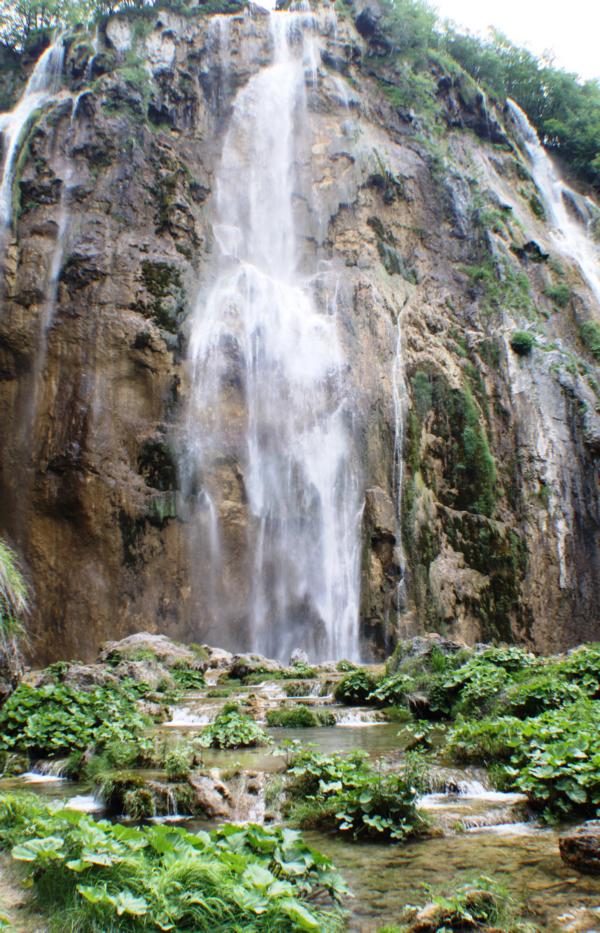 Der große Wasserfall (78 m). Der Fluss Plitvica stürzt hier in die unteren Seen.