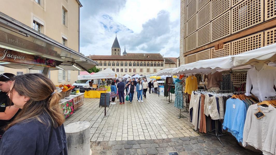 Wochenmarkt in Cluny