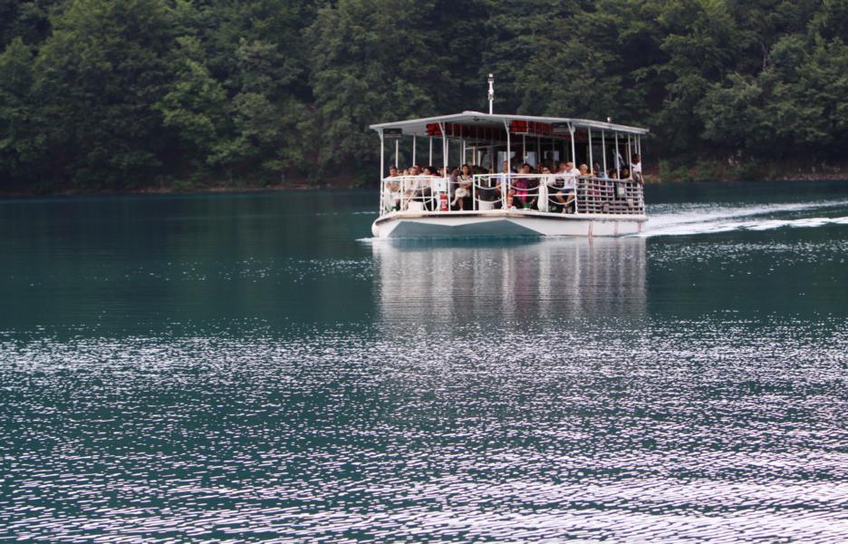 Auf dem Kozjaksee verkehren geräuscharme und umweltfreundliche Elektroboote.