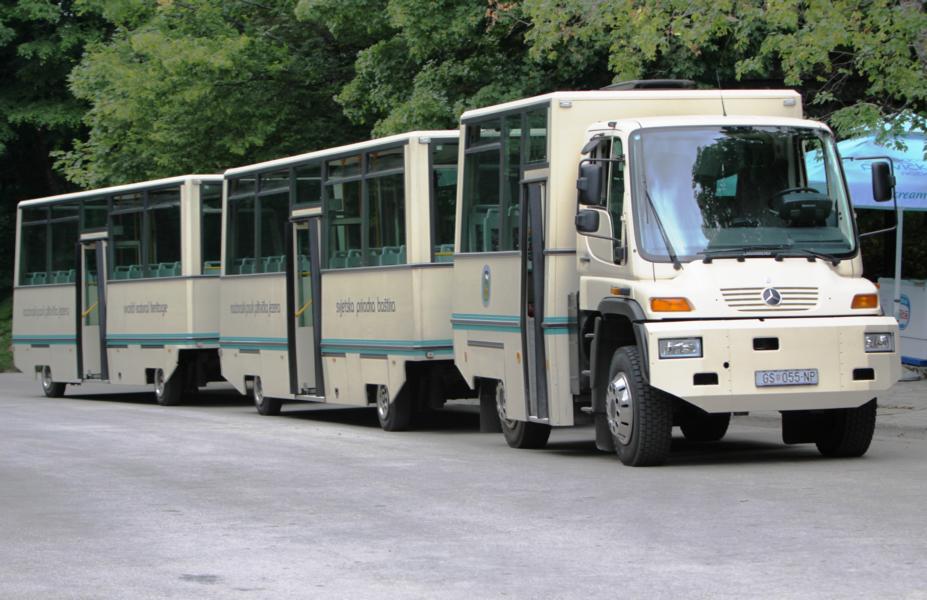 Im Eintrittspreis ist auch die Nutzung dieses Busses enthalten, der auch immer gut gefüllt war, weil die Entfernungen doch etliche Kilometer messen. 