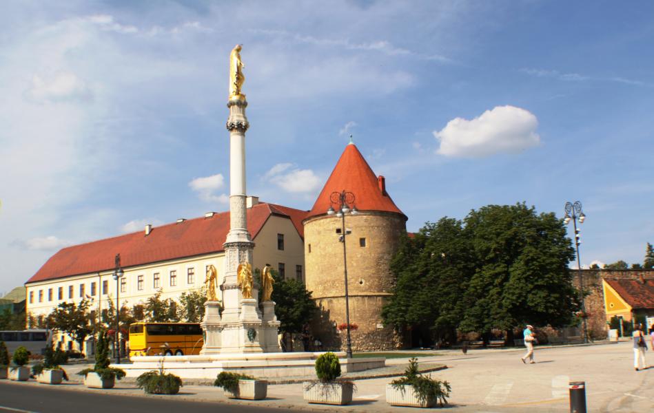 Platz vor der Kathedrale mit Madonnenbrunnen.