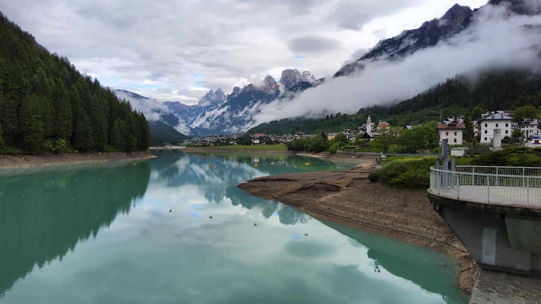 Stausee am Ort Auronzo di Cadore