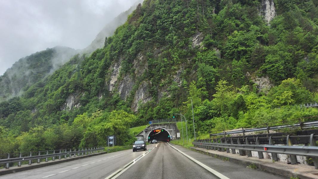 Zunächst muss man etliche Tunnel kostenlos passieren.