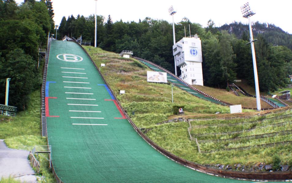 Den offiziellen Schanzenrekord stellte Daiki Itō am 6. 1. 2005 mit 143 m auf. Den inoffiziellen Schanzenrekord hält Gregor Schlierenzauer mit 145 m.