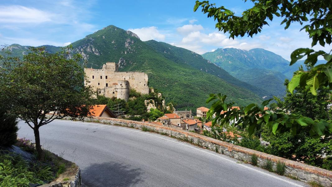 Blick auf Castelveccio die Rocca Barbena
