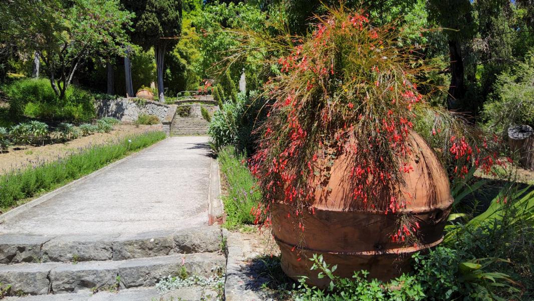 Große Tongefäße dekorieren den Garten