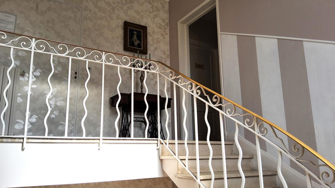 Treppenaufgang zu den Zimmern in der Villa Blanche