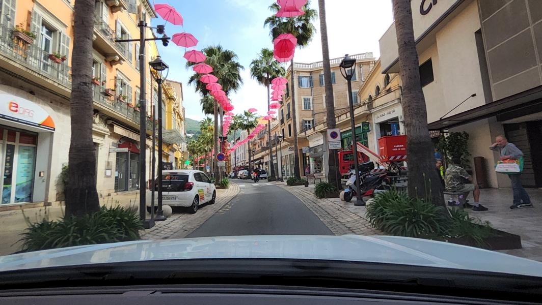 Noch einmal Durchfahrt durch die Hauptstraße von Grasse