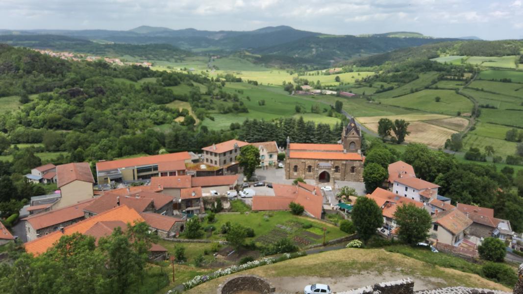 Blick vom Bergfried auf das Dorf Polignac
