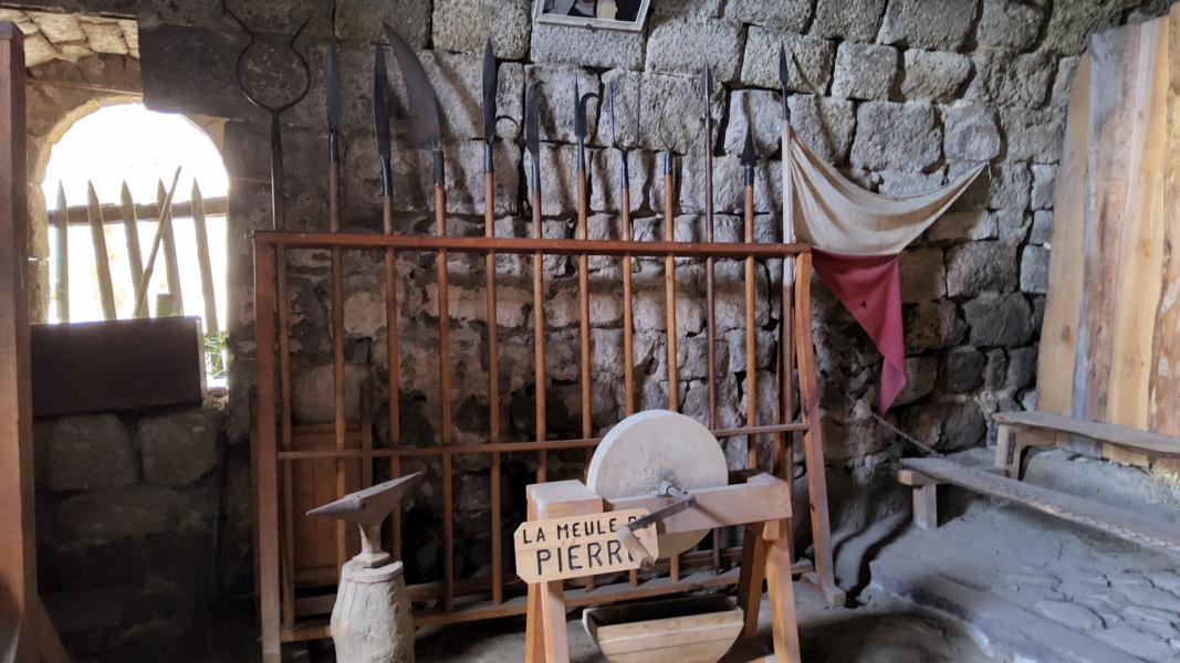 Ausstellung alter Waffen im Bergfried