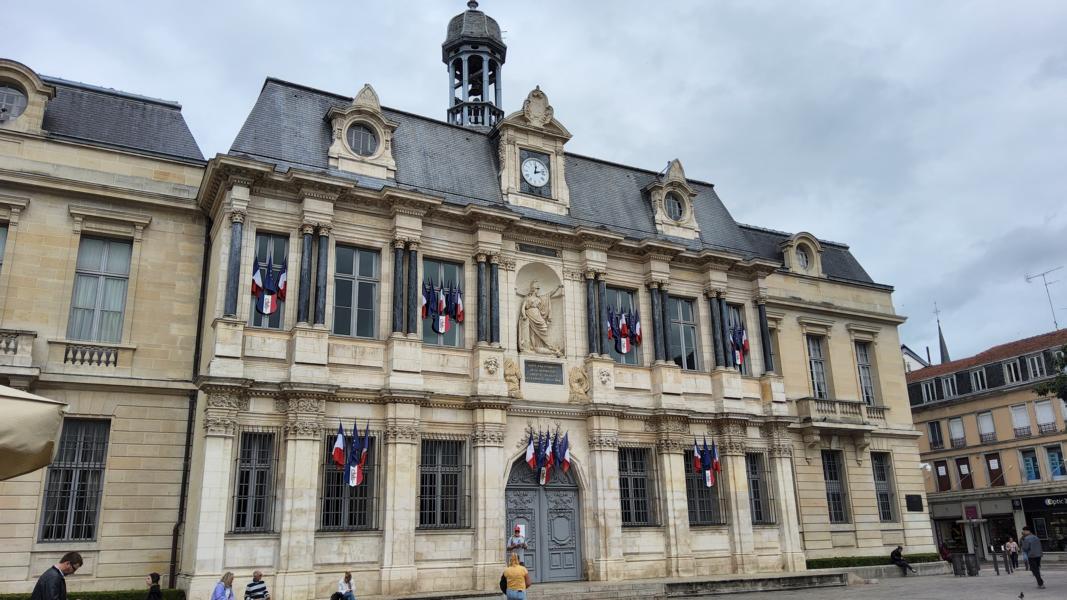 Auffallend ist das Rathaus von Troyes (Hôtel de Ville). Es ist ein architektonisches Juwel im Stil des Louis XIII. zwischen 1624 und 1672 erbaut und seit 1926 als historisches Monument geschützt.