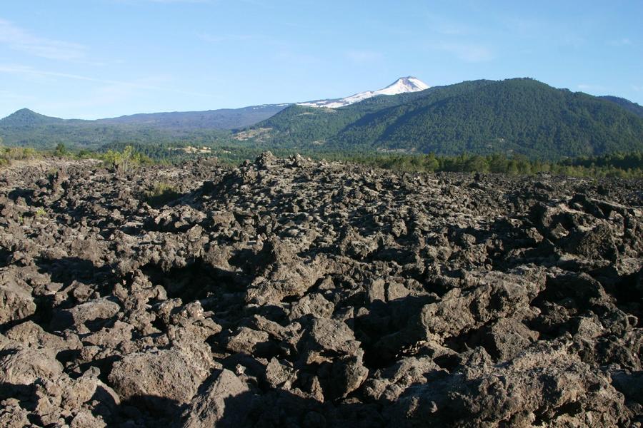 Man hat, in den Lavafeldern stehend, einen faszinierenden Blick auf den Vulkan.