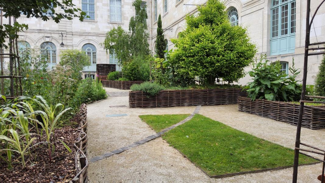 Gartenanlage im Innenhof der Präfektur des Départements Aube 