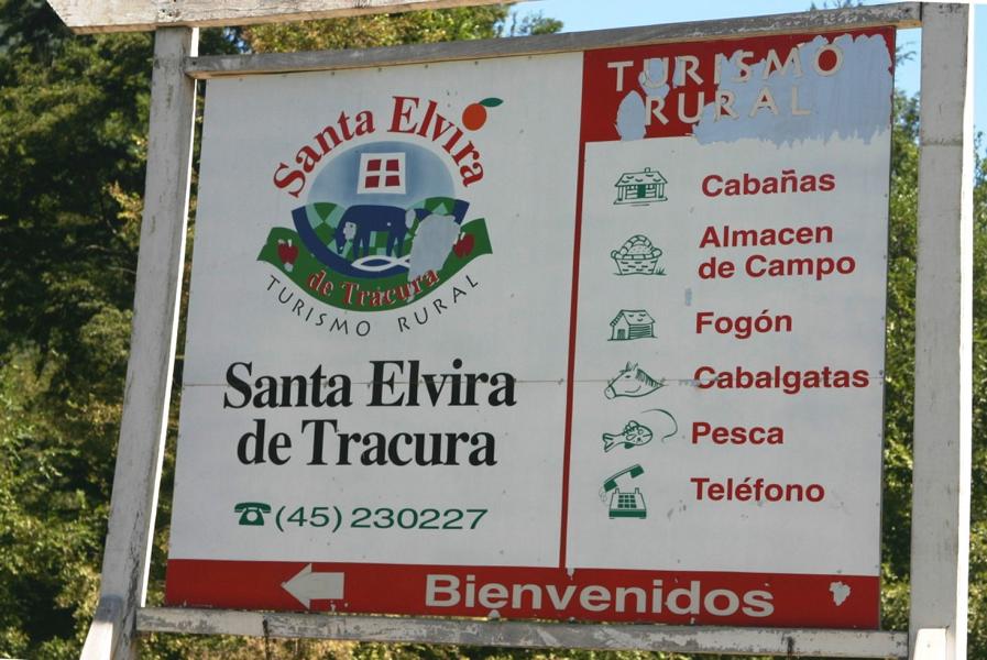 Was uns die Lodge Santa Elvira zu bieten hatte, konnte man dieser Tafel, die am Gehöfteingang stand, entnehmen.