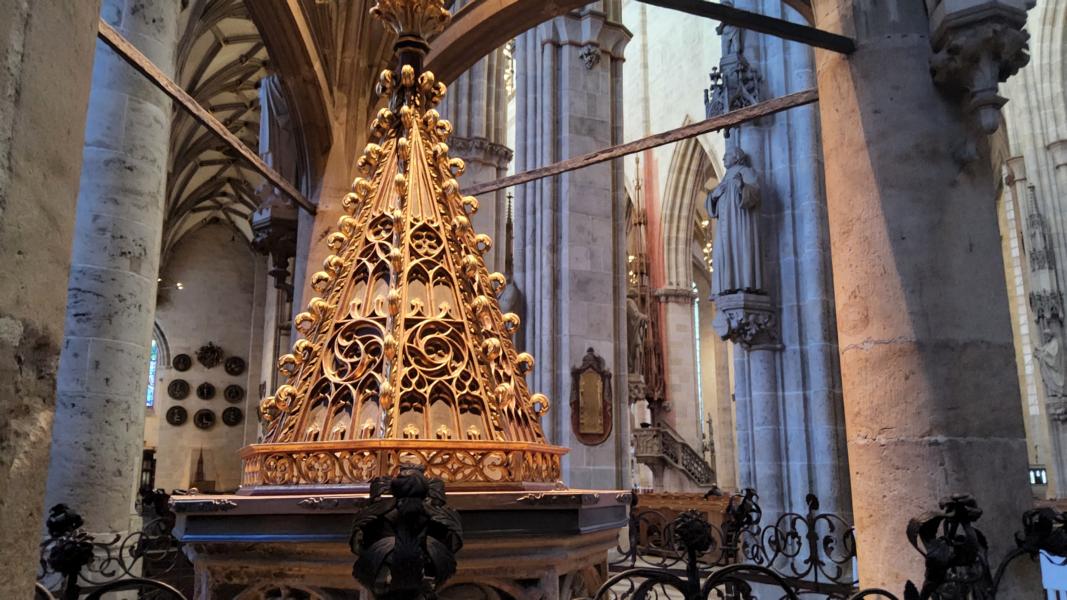 Sakraler Baldachin, der ursprünglich den Hochaltar überragte.