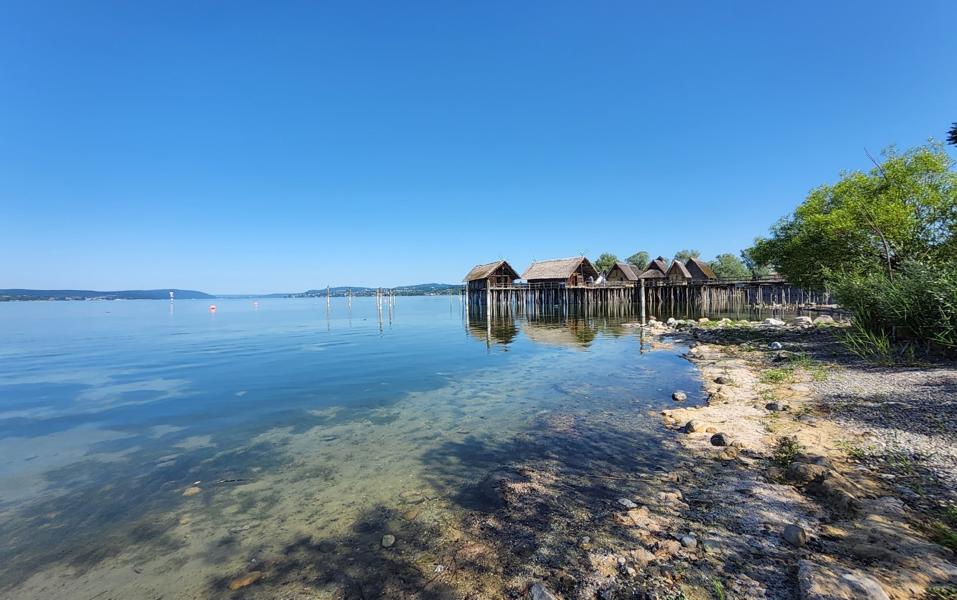 Blick vom Strand auf die Pfahlbauten