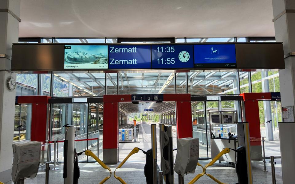 Zugang zum Bahnsteig in Täsch