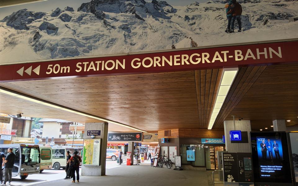 Bahnhofhalle in Zermatt