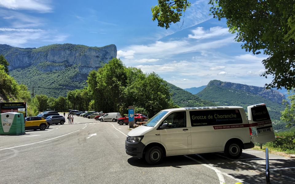 Parkplatz vor der Kasse