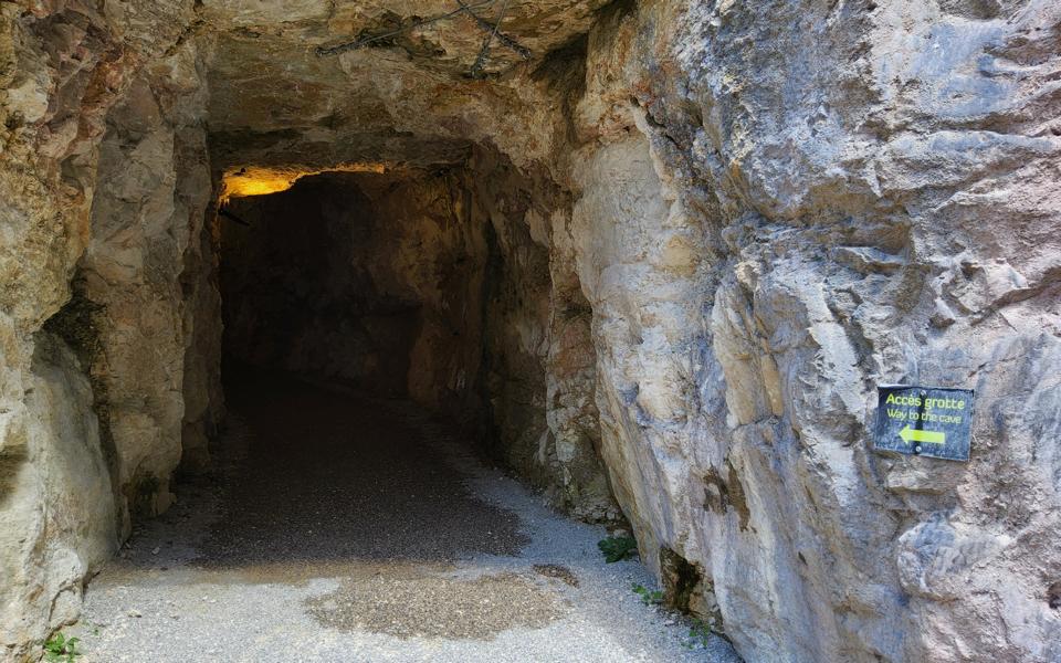 Fußgängertunnel zur Höhle
