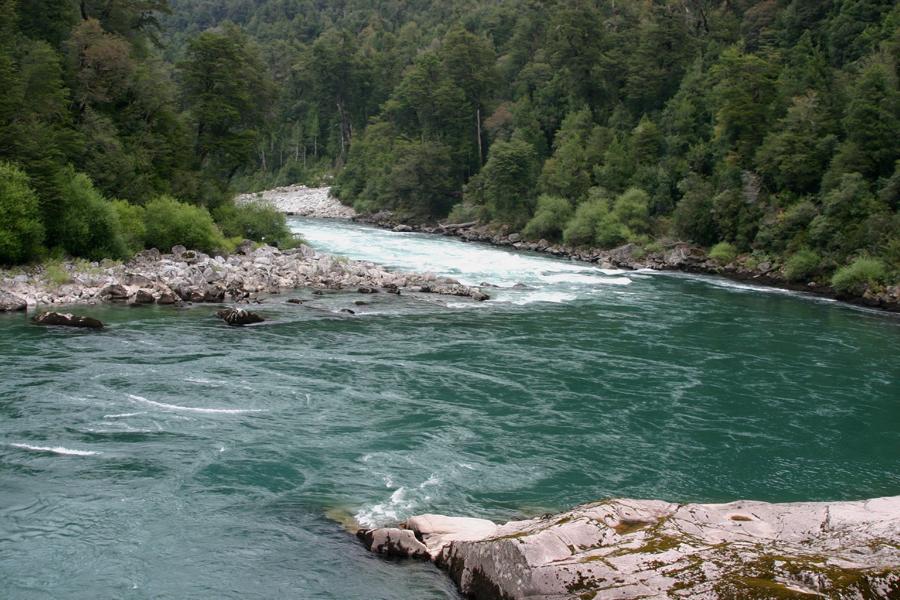 Türkisfarbene Flüsse durchziehen die Landschaft auf dem Weg nach Petrohue.