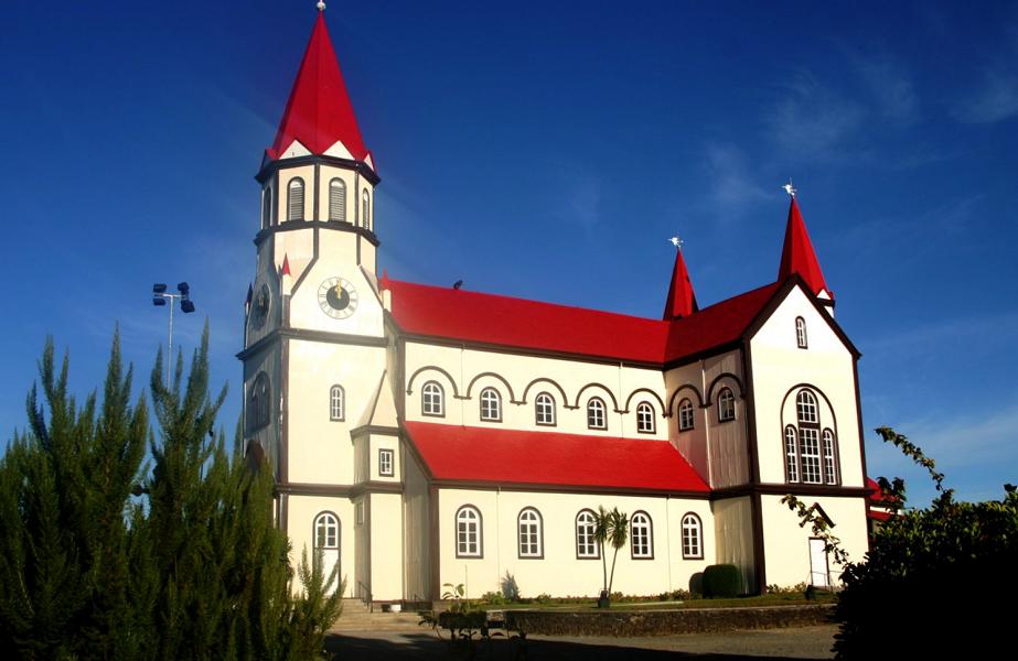 Beliebter Ausgangspunkt, um den Vulkan Osorno und die idyllische Seenlandschaft zu erkunden, ist das kleine Dorf Ensenada, etwa fünfzig Kilometer östlich von Puerto Varas. Die Dorfkirche ist farbenprächtig gestrichen.
