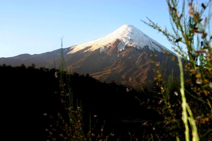 Der Osorno ist ein 2.652 m hoher Vulkan in Südchile. Er liegt östlich des Llanquihue-Sees und besteht aus 18 erloschenen kleinen Kratern. Der letzte Ausbruch liegt über hundertfünfzig Jahre zurück.
