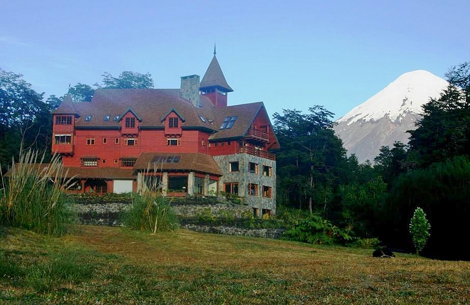 Die Hosteria Petrohue liegt umgeben von einer wunderbaren Bergkulisse unmittelbar am Lagoa Todos Los Santos und ist nur über eine Schotterstraße erreichbar. Toller Blick auf den Vulkan Osorno! 