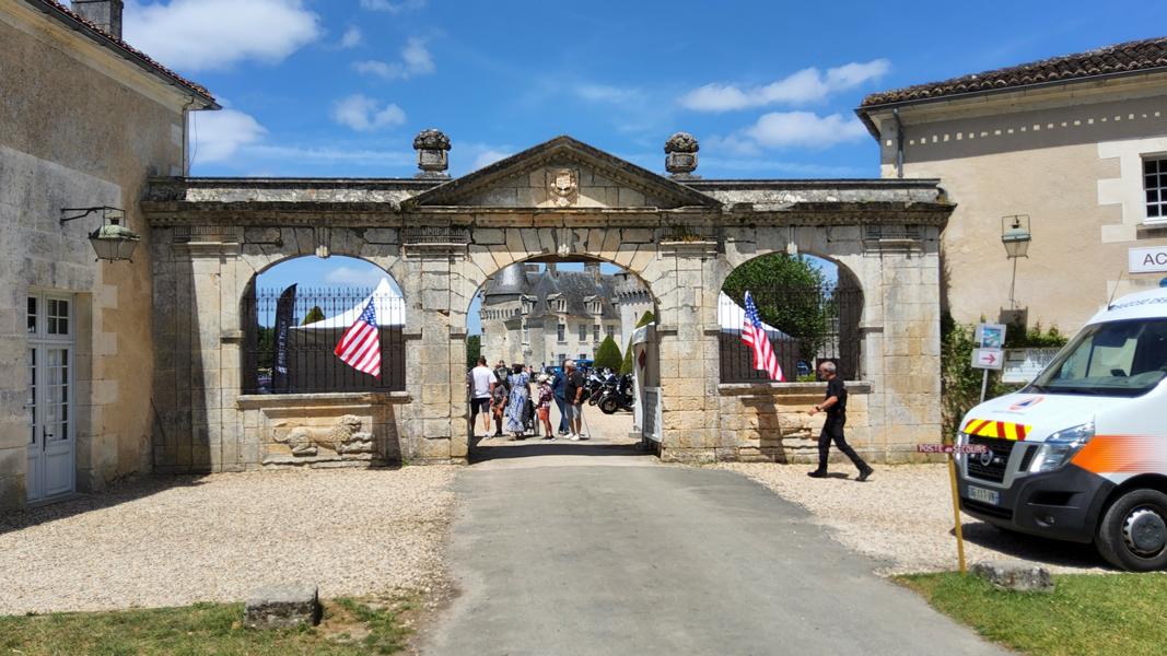 Eingang zum Chateau de la Roche Courbon