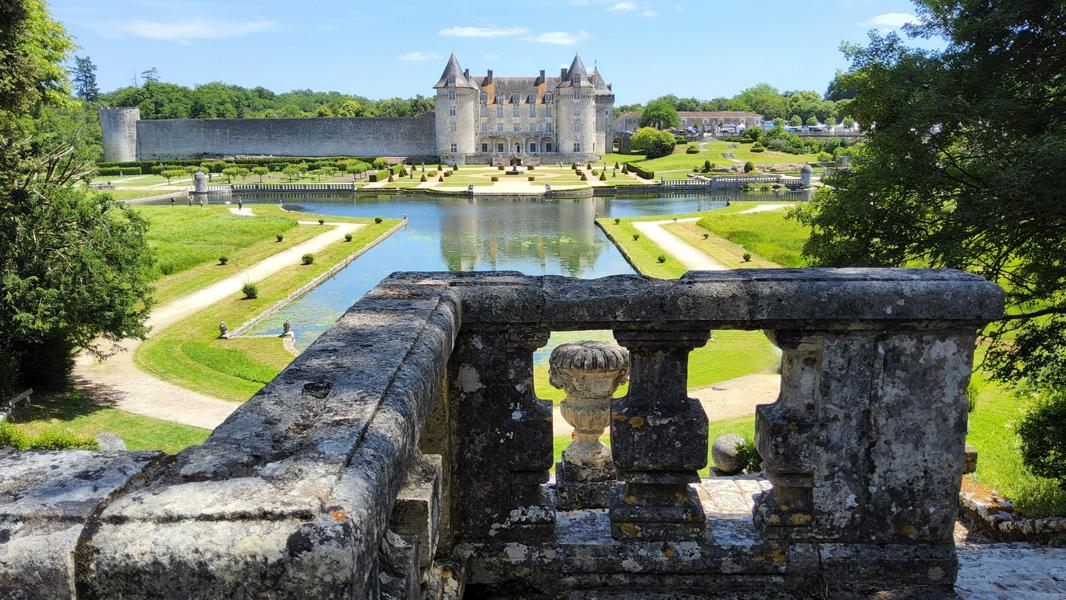 Blick auf den Spiegelteich und das Schloss