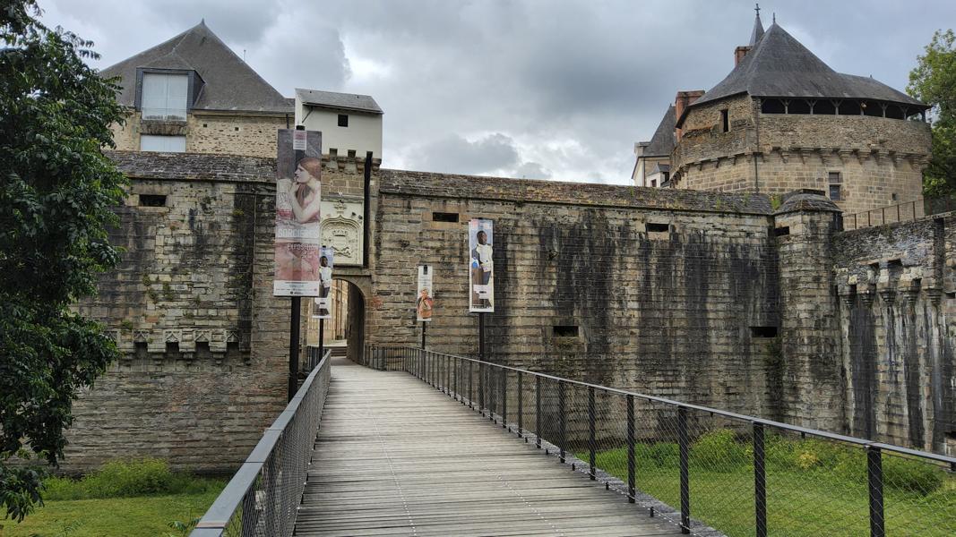 Zugang zum Innenhof des Schlosses