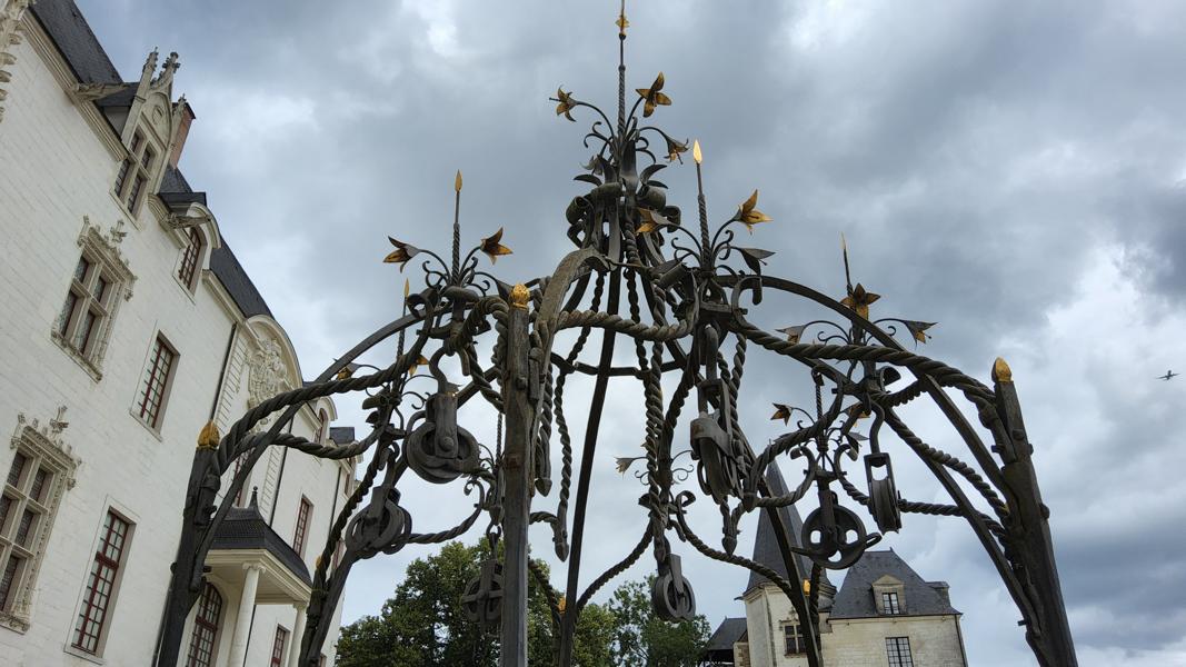 Brunnenkäfig im Schlosshof