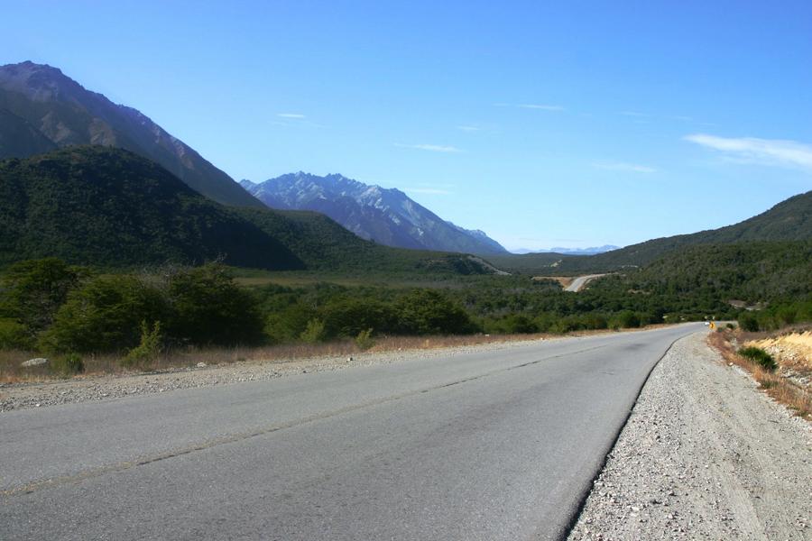 Auf dem Weg nach Furtaleufa befuhren wir anfangs diese Asphaltstraße. Später mussten wir diese verlassen und auf einer Schotterpiste weiterfahren.
