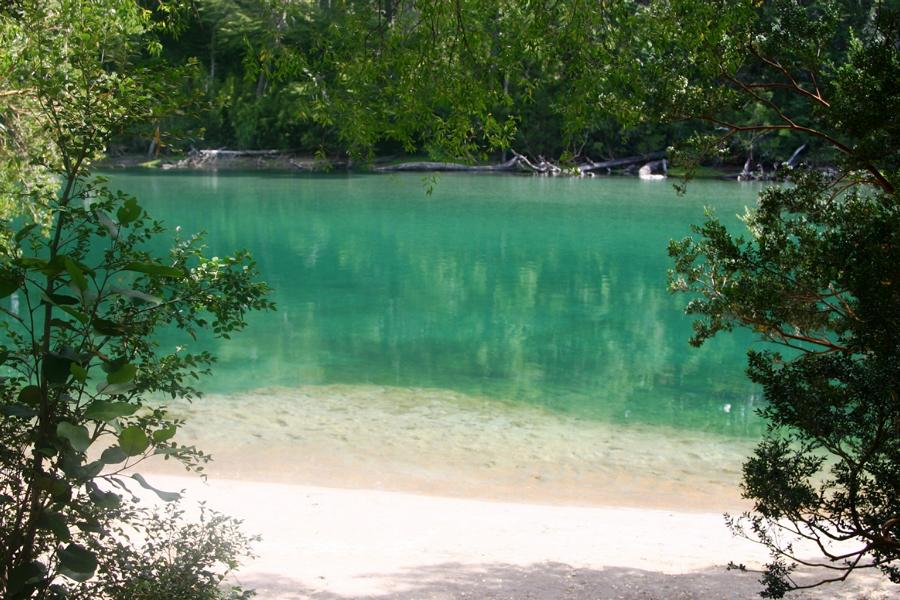 Wir durchfahren den Ort Villa Mascardi, der  920 m hoch am Ufer des Lake Mascardi an der Nationalroute 40 liegt. Die Zuflüsse haben beste Trinkwasserqualität.