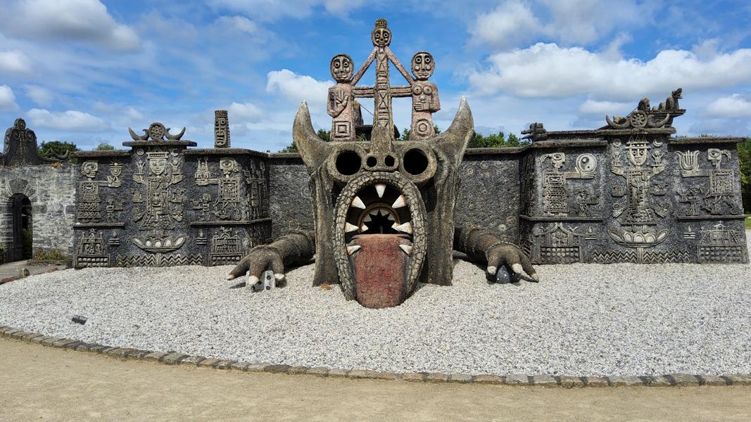 Monumentales Skulpturenensembles, das Tatin rund um sein Wohnhaus geschaffen hat.