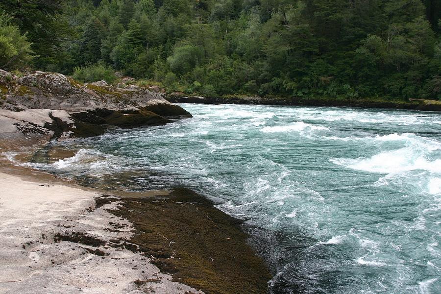 An anderen Stellen schäumt der Fluss auf.
