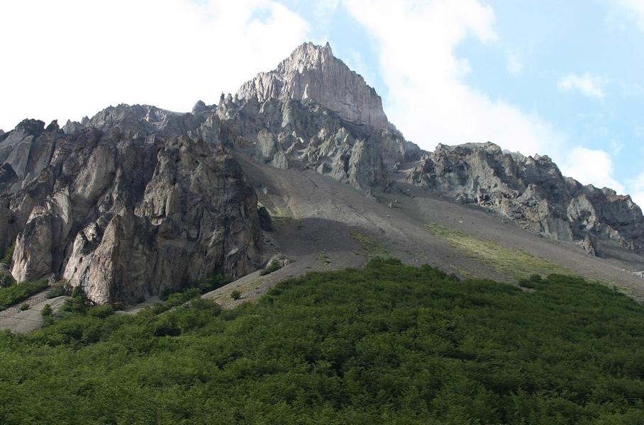 Der Cerro Castillo ist ein verzweigter felsigen Berg.
