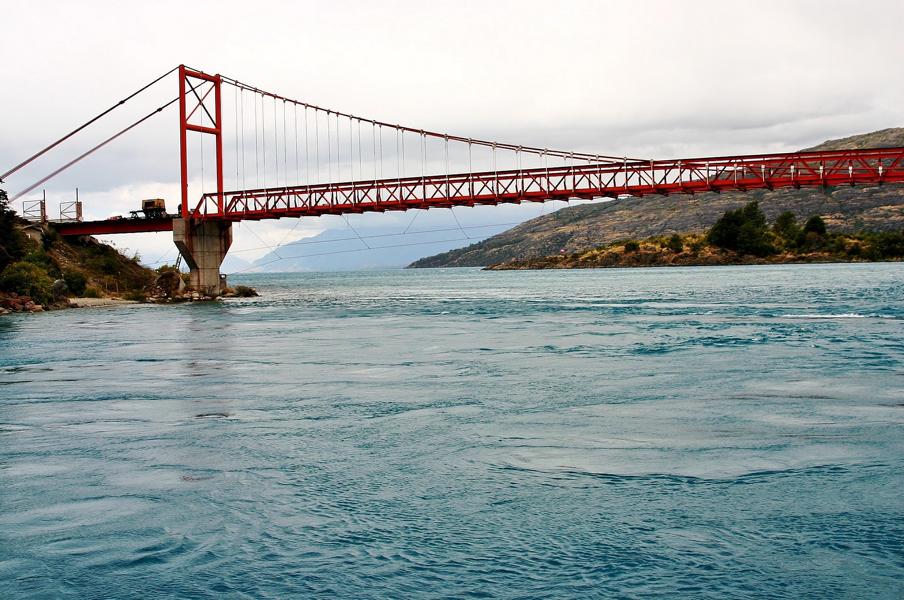 Mit dieser Brücke verkürzen sich die Wegstrecken über den Lago General Carrera erheblich.