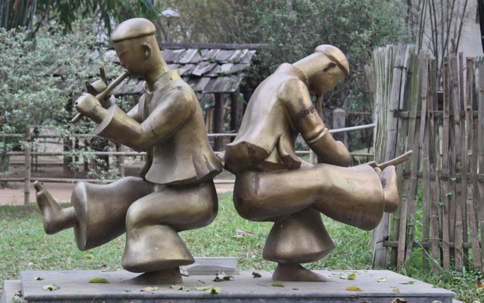 Spielende und tanzende Männer (Skulptur im Museumsgelände).