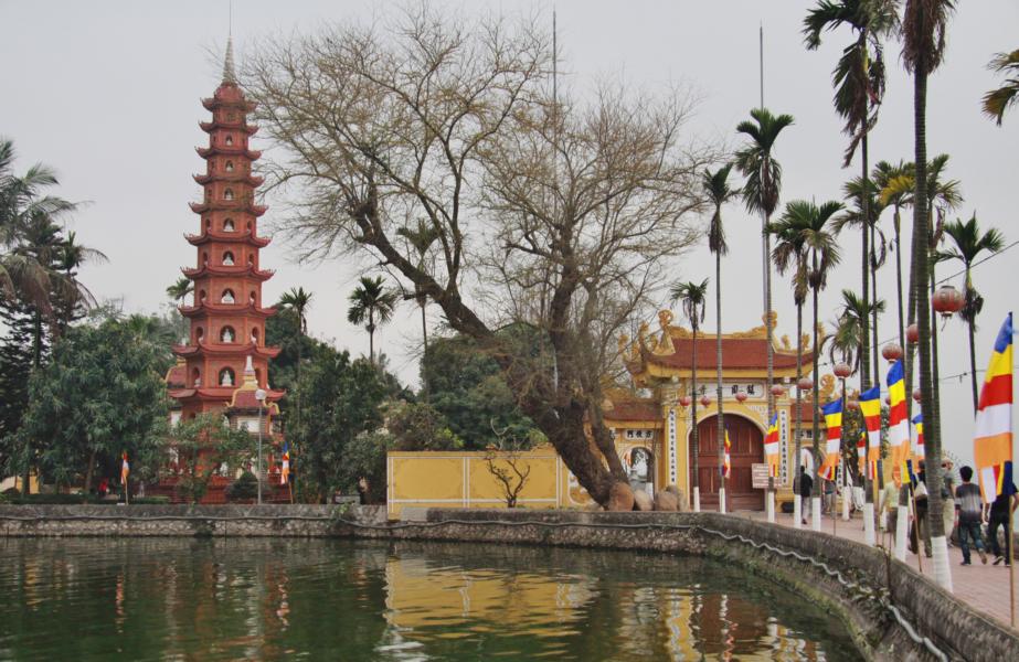 Die Pagode steht auf einer Fläche von mehr als 3000 Quadratmetern, hat einen Vorgarten mit Glockenturm, ein Gästehaus, Wandelkorridore und eine Halle, in der wertvolle Buddhastatuen aufbewahrt sind. 