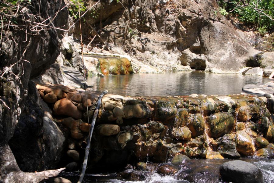 Die Besitzer dieser Anlage haben sich bemüht, die heißen Quellen naturnah in das Flussbett einzupassen.