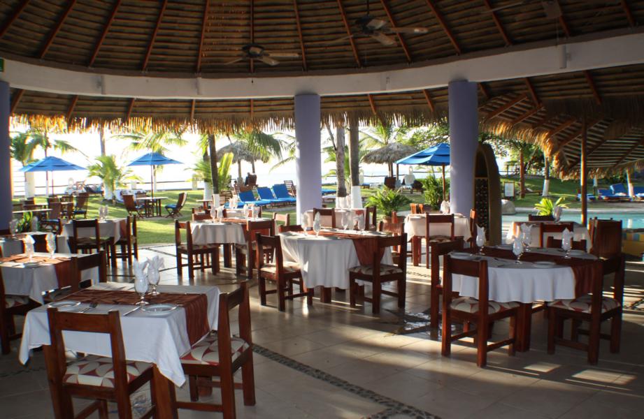 Zum Hotel gehört ein Restaurant mit Meeresfrüchte-Spezialitäten, internationalen und landestypischen Gerichten.