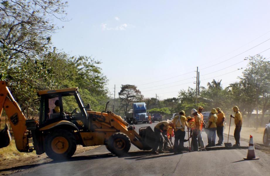 Auf der Straße nach Liberia mussten wir mehrfach an provisorisch aufgestellten Ampeln warten, weil die Straßenarbeiter schon mit den Reparaturarbeiten des Straßenbelages beschäftigt waren.