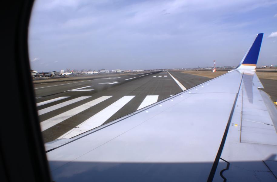 Nach zwei Stunden Aufenthalt stiegen wir in ein anderes Flugzeug um, das uns nach Frankfurt brachte. Von der Parkposition bis zur Startposition brauchten wir 25 Minuten.